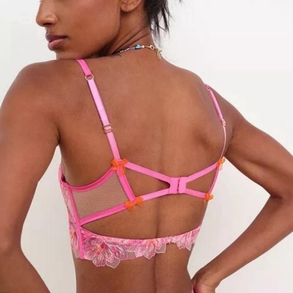 For Love & Lemons NWT and Bag Bras in Hibiscus Embroidery
$65 $139 Size: Various - Picture 2 of 4